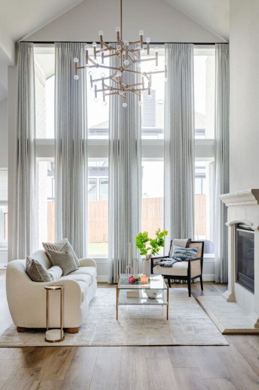 Cortinas de lino con caída suave y luz natural difusa